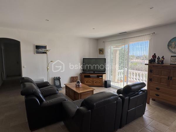 Située dans un environnement calme et privilégié, cette villa de plain-pied offre des prestations de qualité et une vue imprenable sur les Corbières, l’Alaric et le Canigou.

D’une surface d’environ 109 m², cette maison 4 faces se compose d’une belle pièce de vie lumineuse ouverte sur l’extérieur, permettant de profiter pleinement de la terrasse et de sa vue dégagée, équipée d’un store banne électrique. La cuisine est entièrement équipée et fonctionnelle. L’espace nuit comprend quatre chambres, dont une suite avec salle d’eau, ainsi qu’une salle de bain indépendante et deux WC, offrant un confort idéal pour toute la famille. Le bien dispose également d’un garage traversant d’environ 29 m² avec porte sectionnelle, facilitant le stationnement et le rangement.

À l’extérieur, la parcelle d'environ 820 m², arborée et soigneusement entretenue, accueille une piscine ainsi qu’un chalet aménagé avec sauna et espace détente, créant un véritable lieu de bien-être à domicile. Les prestations sont au rendez-vous avec climatisation gainable, double vitrage, volets électriques sur les ouvertures principales, volets bois, panneaux solaires avec une excellente rentabilité, visiophone, portail automatique et vide sanitaire.

Idéalement située à Conilhac-Corbières, cette propriété bénéficie d’un cadre paisible tout en restant à proximité des commodités et des axes principaux.

Une opportunité rare sur le secteur, à découvrir sans tarder. Contactez moi pour organiser une visite.