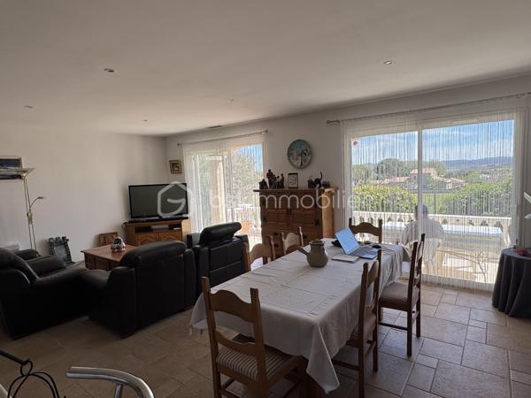 Située dans un environnement calme et privilégié, cette villa de plain-pied offre des prestations de qualité et une vue imprenable sur les Corbières, l’Alaric et le Canigou.

D’une surface d’environ 109 m², cette maison 4 faces se compose d’une belle pièce de vie lumineuse ouverte sur l’extérieur, permettant de profiter pleinement de la terrasse et de sa vue dégagée, équipée d’un store banne électrique. La cuisine est entièrement équipée et fonctionnelle. L’espace nuit comprend quatre chambres, dont une suite avec salle d’eau, ainsi qu’une salle de bain indépendante et deux WC, offrant un confort idéal pour toute la famille. Le bien dispose également d’un garage traversant d’environ 29 m² avec porte sectionnelle, facilitant le stationnement et le rangement.

À l’extérieur, la parcelle d'environ 820 m², arborée et soigneusement entretenue, accueille une piscine ainsi qu’un chalet aménagé avec sauna et espace détente, créant un véritable lieu de bien-être à domicile. Les prestations sont au rendez-vous avec climatisation gainable, double vitrage, volets électriques sur les ouvertures principales, volets bois, panneaux solaires avec une excellente rentabilité, visiophone, portail automatique et vide sanitaire.

Idéalement située à Conilhac-Corbières, cette propriété bénéficie d’un cadre paisible tout en restant à proximité des commodités et des axes principaux.

Une opportunité rare sur le secteur, à découvrir sans tarder. Contactez moi pour organiser une visite.