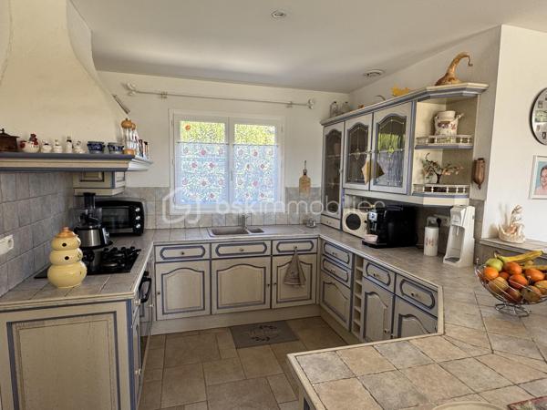 Située dans un environnement calme et privilégié, cette villa de plain-pied offre des prestations de qualité et une vue imprenable sur les Corbières, l’Alaric et le Canigou.

D’une surface d’environ 109 m², cette maison 4 faces se compose d’une belle pièce de vie lumineuse ouverte sur l’extérieur, permettant de profiter pleinement de la terrasse et de sa vue dégagée, équipée d’un store banne électrique. La cuisine est entièrement équipée et fonctionnelle. L’espace nuit comprend quatre chambres, dont une suite avec salle d’eau, ainsi qu’une salle de bain indépendante et deux WC, offrant un confort idéal pour toute la famille. Le bien dispose également d’un garage traversant d’environ 29 m² avec porte sectionnelle, facilitant le stationnement et le rangement.

À l’extérieur, la parcelle d'environ 820 m², arborée et soigneusement entretenue, accueille une piscine ainsi qu’un chalet aménagé avec sauna et espace détente, créant un véritable lieu de bien-être à domicile. Les prestations sont au rendez-vous avec climatisation gainable, double vitrage, volets électriques sur les ouvertures principales, volets bois, panneaux solaires avec une excellente rentabilité, visiophone, portail automatique et vide sanitaire.

Idéalement située à Conilhac-Corbières, cette propriété bénéficie d’un cadre paisible tout en restant à proximité des commodités et des axes principaux.

Une opportunité rare sur le secteur, à découvrir sans tarder. Contactez moi pour organiser une visite.