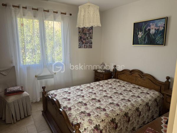 Située dans un environnement calme et privilégié, cette villa de plain-pied offre des prestations de qualité et une vue imprenable sur les Corbières, l’Alaric et le Canigou.

D’une surface d’environ 109 m², cette maison 4 faces se compose d’une belle pièce de vie lumineuse ouverte sur l’extérieur, permettant de profiter pleinement de la terrasse et de sa vue dégagée, équipée d’un store banne électrique. La cuisine est entièrement équipée et fonctionnelle. L’espace nuit comprend quatre chambres, dont une suite avec salle d’eau, ainsi qu’une salle de bain indépendante et deux WC, offrant un confort idéal pour toute la famille. Le bien dispose également d’un garage traversant d’environ 29 m² avec porte sectionnelle, facilitant le stationnement et le rangement.

À l’extérieur, la parcelle d'environ 820 m², arborée et soigneusement entretenue, accueille une piscine ainsi qu’un chalet aménagé avec sauna et espace détente, créant un véritable lieu de bien-être à domicile. Les prestations sont au rendez-vous avec climatisation gainable, double vitrage, volets électriques sur les ouvertures principales, volets bois, panneaux solaires avec une excellente rentabilité, visiophone, portail automatique et vide sanitaire.

Idéalement située à Conilhac-Corbières, cette propriété bénéficie d’un cadre paisible tout en restant à proximité des commodités et des axes principaux.

Une opportunité rare sur le secteur, à découvrir sans tarder. Contactez moi pour organiser une visite.