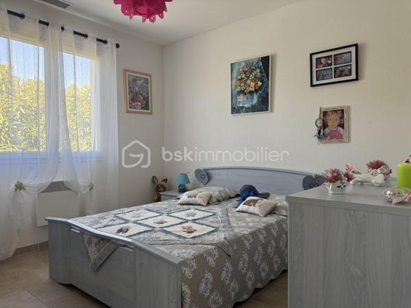 Située dans un environnement calme et privilégié, cette villa de plain-pied offre des prestations de qualité et une vue imprenable sur les Corbières, l’Alaric et le Canigou.

D’une surface d’environ 109 m², cette maison 4 faces se compose d’une belle pièce de vie lumineuse ouverte sur l’extérieur, permettant de profiter pleinement de la terrasse et de sa vue dégagée, équipée d’un store banne électrique. La cuisine est entièrement équipée et fonctionnelle. L’espace nuit comprend quatre chambres, dont une suite avec salle d’eau, ainsi qu’une salle de bain indépendante et deux WC, offrant un confort idéal pour toute la famille. Le bien dispose également d’un garage traversant d’environ 29 m² avec porte sectionnelle, facilitant le stationnement et le rangement.

À l’extérieur, la parcelle d'environ 820 m², arborée et soigneusement entretenue, accueille une piscine ainsi qu’un chalet aménagé avec sauna et espace détente, créant un véritable lieu de bien-être à domicile. Les prestations sont au rendez-vous avec climatisation gainable, double vitrage, volets électriques sur les ouvertures principales, volets bois, panneaux solaires avec une excellente rentabilité, visiophone, portail automatique et vide sanitaire.

Idéalement située à Conilhac-Corbières, cette propriété bénéficie d’un cadre paisible tout en restant à proximité des commodités et des axes principaux.

Une opportunité rare sur le secteur, à découvrir sans tarder. Contactez moi pour organiser une visite.