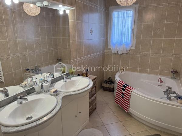 Située dans un environnement calme et privilégié, cette villa de plain-pied offre des prestations de qualité et une vue imprenable sur les Corbières, l’Alaric et le Canigou.

D’une surface d’environ 109 m², cette maison 4 faces se compose d’une belle pièce de vie lumineuse ouverte sur l’extérieur, permettant de profiter pleinement de la terrasse et de sa vue dégagée, équipée d’un store banne électrique. La cuisine est entièrement équipée et fonctionnelle. L’espace nuit comprend quatre chambres, dont une suite avec salle d’eau, ainsi qu’une salle de bain indépendante et deux WC, offrant un confort idéal pour toute la famille. Le bien dispose également d’un garage traversant d’environ 29 m² avec porte sectionnelle, facilitant le stationnement et le rangement.

À l’extérieur, la parcelle d'environ 820 m², arborée et soigneusement entretenue, accueille une piscine ainsi qu’un chalet aménagé avec sauna et espace détente, créant un véritable lieu de bien-être à domicile. Les prestations sont au rendez-vous avec climatisation gainable, double vitrage, volets électriques sur les ouvertures principales, volets bois, panneaux solaires avec une excellente rentabilité, visiophone, portail automatique et vide sanitaire.

Idéalement située à Conilhac-Corbières, cette propriété bénéficie d’un cadre paisible tout en restant à proximité des commodités et des axes principaux.

Une opportunité rare sur le secteur, à découvrir sans tarder. Contactez moi pour organiser une visite.