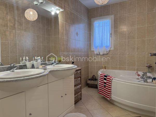 Située dans un environnement calme et privilégié, cette villa de plain-pied offre des prestations de qualité et une vue imprenable sur les Corbières, l’Alaric et le Canigou.

D’une surface d’environ 109 m², cette maison 4 faces se compose d’une belle pièce de vie lumineuse ouverte sur l’extérieur, permettant de profiter pleinement de la terrasse et de sa vue dégagée, équipée d’un store banne électrique. La cuisine est entièrement équipée et fonctionnelle. L’espace nuit comprend quatre chambres, dont une suite avec salle d’eau, ainsi qu’une salle de bain indépendante et deux WC, offrant un confort idéal pour toute la famille. Le bien dispose également d’un garage traversant d’environ 29 m² avec porte sectionnelle, facilitant le stationnement et le rangement.

À l’extérieur, la parcelle d'environ 820 m², arborée et soigneusement entretenue, accueille une piscine ainsi qu’un chalet aménagé avec sauna et espace détente, créant un véritable lieu de bien-être à domicile. Les prestations sont au rendez-vous avec climatisation gainable, double vitrage, volets électriques sur les ouvertures principales, volets bois, panneaux solaires avec une excellente rentabilité, visiophone, portail automatique et vide sanitaire.

Idéalement située à Conilhac-Corbières, cette propriété bénéficie d’un cadre paisible tout en restant à proximité des commodités et des axes principaux.

Une opportunité rare sur le secteur, à découvrir sans tarder. Contactez moi pour organiser une visite.