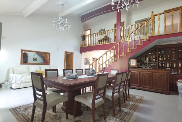 Quartier pavillonnaire - Maison de 293m² habitables