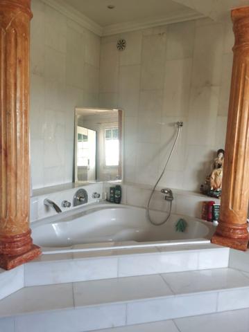 Quartier pavillonnaire - Maison de 293m² habitables