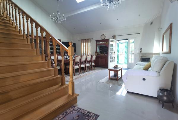 Quartier pavillonnaire - Maison de 293m² habitables