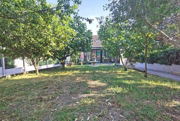 Quartier pavillonnaire - Maison de 293m² habitables