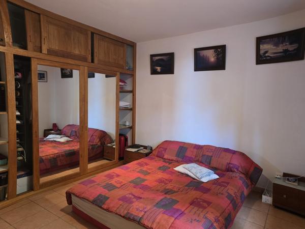 INVESTISSEMENT PREMIUM : Ensemble Immobilier de 6 Lots d'appartements + Maison individuelle