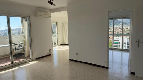 Type 4 avec loggia entièrement fermée d'env.10 M²