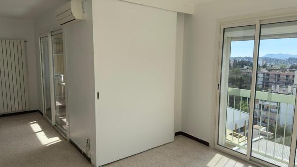 Type 4 avec loggia entièrement fermée d'env.10 M²