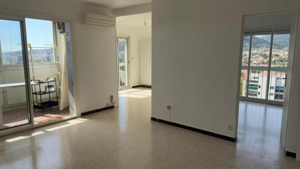 Type 4 avec loggia entièrement fermée d'env.10 M²