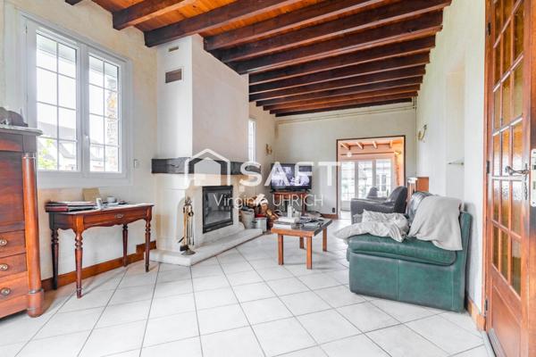Maison de charme, individuelle,T6 au Mesnil-Saint-Denis, quartier Henriville, avec studio indépendant,avec grands volumes sur vaste terrain, proche du centre ville( à pieds)!