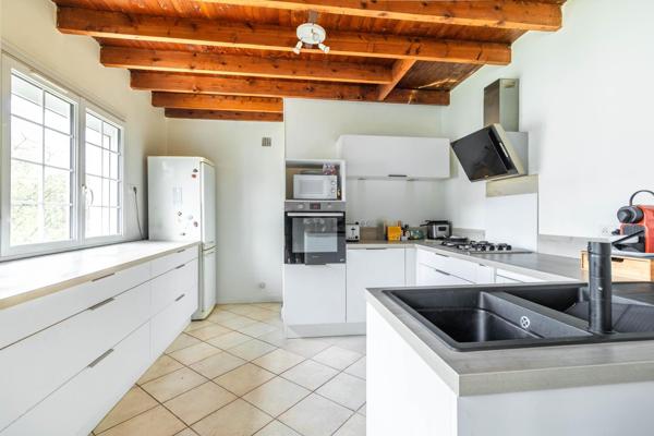 Maison de charme, individuelle,T6 au Mesnil-Saint-Denis, quartier Henriville, avec studio indépendant,avec grands volumes sur vaste terrain, proche du centre ville( à pieds)!