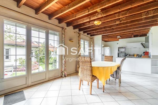 Maison de charme, individuelle,T6 au Mesnil-Saint-Denis, quartier Henriville, avec studio indépendant,avec grands volumes sur vaste terrain, proche du centre ville( à pieds)!