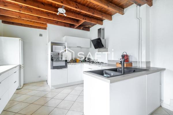 Maison de charme, individuelle,T6 au Mesnil-Saint-Denis, quartier Henriville, avec studio indépendant,avec grands volumes sur vaste terrain, proche du centre ville( à pieds)!