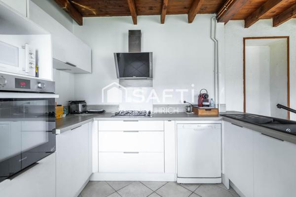 Maison de charme, individuelle,T6 au Mesnil-Saint-Denis, quartier Henriville, avec studio indépendant,avec grands volumes sur vaste terrain, proche du centre ville( à pieds)!
