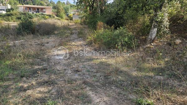 Votre conseillère Fabienne RIGAUD – BSK Immobilier – vous invite à découvrir ce terrain constructible de 1 400 m², situé dans un environnement calme et résidentiel, sur les hauteurs de Vidauban.

Vous apprécierez son cadre paisible et verdoyant, idéal pour imaginer votre futur projet de construction et profiter d’une belle qualité de vie au cœur du Var.

Un beau potentiel de construction – Zone UCa

Située dans un secteur pavillonnaire, cette parcelle offre de belles possibilités pour concrétiser votre projet immobilier, sous réserve du respect des règles d’urbanisme en vigueur.
Zone du PLU : UCa
Emprise au sol autorisée : 20 %, soit jusqu’à environ 276 m² d’emprise au sol (idéal pour une grande villa de plain-pied ou avec étage, garage, etc.)
Hauteur maximale : jusqu’à 7 mètres.
Espaces libres : au minimum 60 % de la superficie du terrain à préserver en espaces libres et végétalisés.
Implantation : recul minimal de 4 mètres par rapport à la voie et aux limites séparatives, selon les dispositions du PLU.

Les atouts du terrain :

Belle superficie de 1 400 m².
Environnement calme et résidentiel.
Situation sur les hauteurs de Vidauban.
Terrain situé en zone constructible UCa.
Secteur à étudier pour un projet d’assainissement individuel, selon les caractéristiques du terrain et les prescriptions applicables.

Une belle opportunité pour réaliser votre projet de maison dans un cadre agréable, tout en restant à proximité des commodités et des principaux axes de circulation du Var.

Pour tout renseignement complémentaire ou pour organiser une visite sur place, contactez-moi au 06 60 81 38 06 ou par email à f.rigaud@bskimmobilier.com.