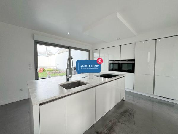 Maison cubique de 2017 de 171 m2, 4 ch, possibilité 5, garage et un jardin