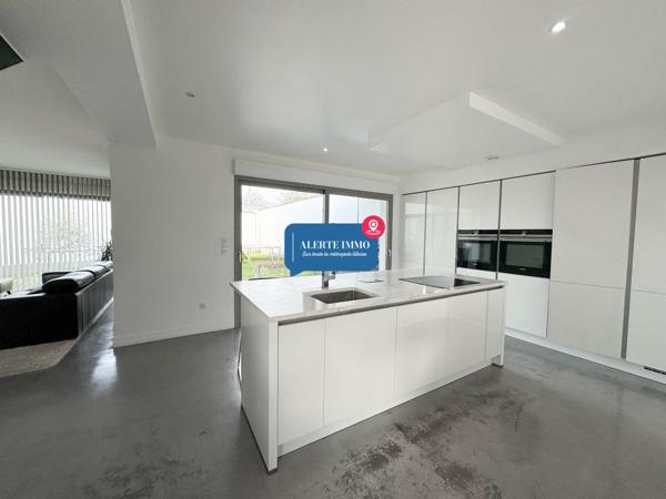 Maison cubique de 2017 de 171 m2, 4 ch, possibilité 5, garage et un jardin