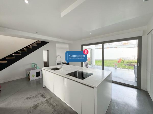 Maison cubique de 2017 de 171 m2, 4 ch, possibilité 5, garage et un jardin