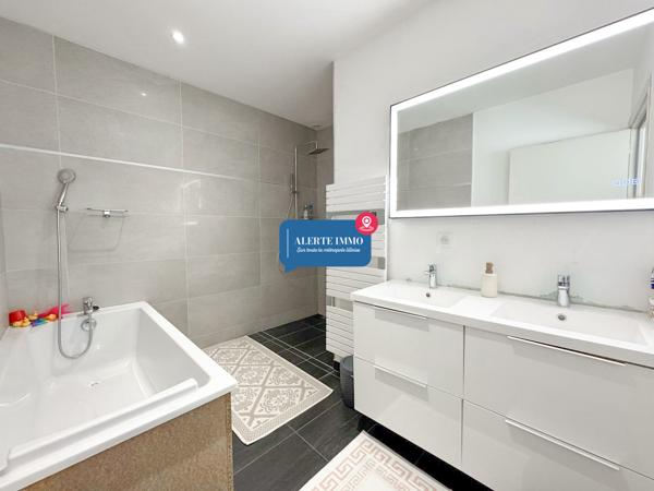 Maison cubique de 2017 de 171 m2, 4 ch, possibilité 5, garage et un jardin