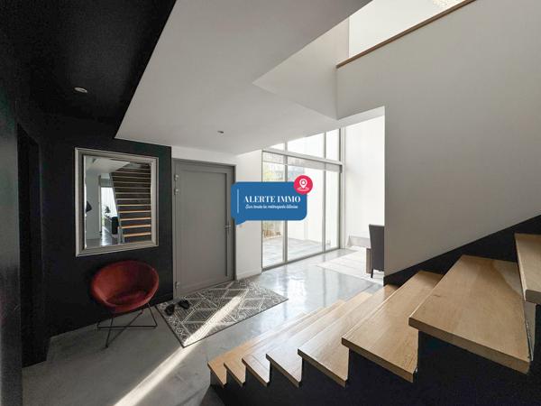 Maison cubique de 2017 de 171 m2, 4 ch, possibilité 5, garage et un jardin