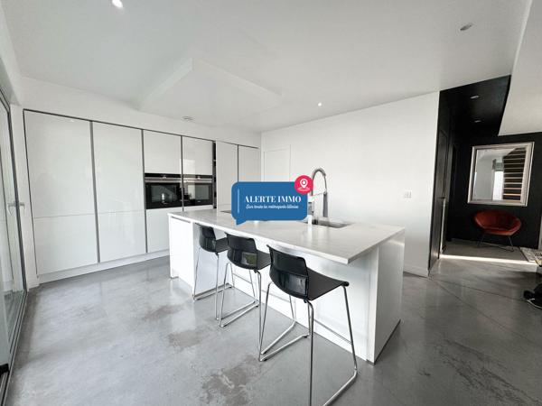 Maison cubique de 2017 de 171 m2, 4 ch, possibilité 5, garage et un jardin