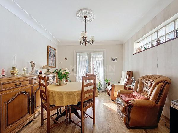 Nantes Bout des Pavés : Exlusivité : En vente ! Maison de 3 chambres, prévoir travaux pour remmetre aux goûts du jour, garage, jardin. Proche toutes les commodités.