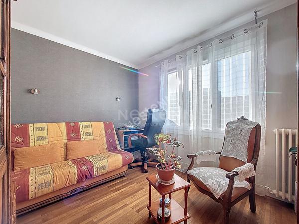 Nantes Bout des Pavés : Exlusivité : En vente ! Maison de 3 chambres, prévoir travaux pour remmetre aux goûts du jour, garage, jardin. Proche toutes les commodités.