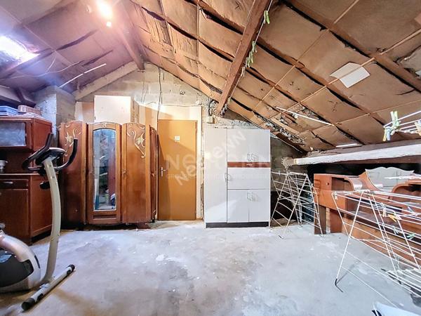 Nantes Bout des Pavés : Exlusivité : En vente ! Maison de 3 chambres, prévoir travaux pour remmetre aux goûts du jour, garage, jardin. Proche toutes les commodités.