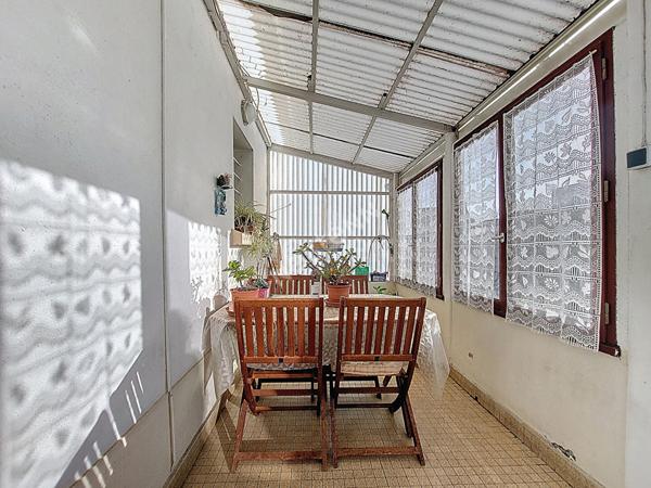 Nantes Bout des Pavés : Exlusivité : En vente ! Maison de 3 chambres, prévoir travaux pour remmetre aux goûts du jour, garage, jardin. Proche toutes les commodités.