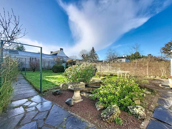 Nantes Bout des Pavés : Exlusivité : En vente ! Maison de 3 chambres, prévoir travaux pour remmetre aux goûts du jour, garage, jardin. Proche toutes les commodités.