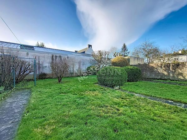 Nantes Bout des Pavés : Exlusivité : En vente ! Maison de 3 chambres, prévoir travaux pour remmetre aux goûts du jour, garage, jardin. Proche toutes les commodités.