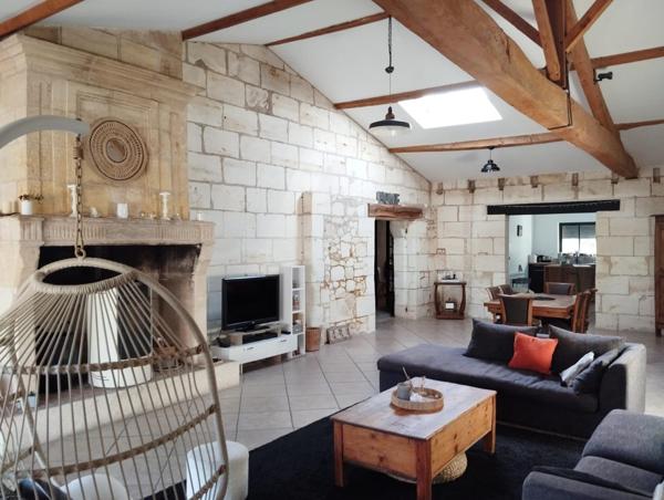 Maison 6 pièces de 203m2 sur 1200m2 de terrain piscinable.