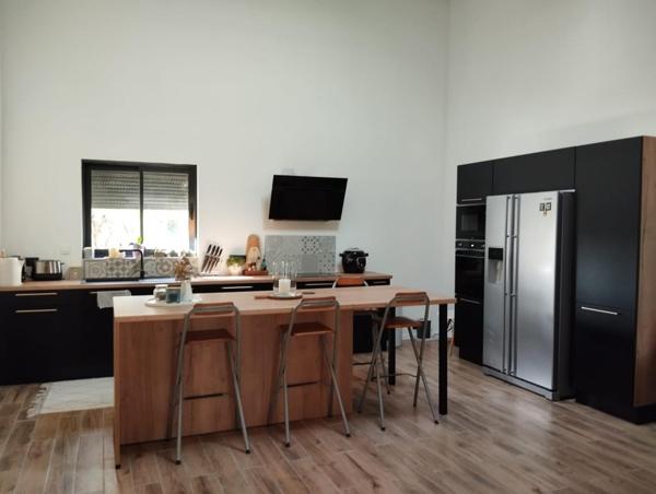 Maison 6 pièces de 203m2 sur 1200m2 de terrain piscinable.