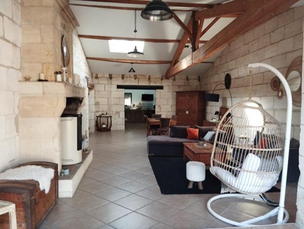 Maison 6 pièces de 203m2 sur 1200m2 de terrain piscinable.