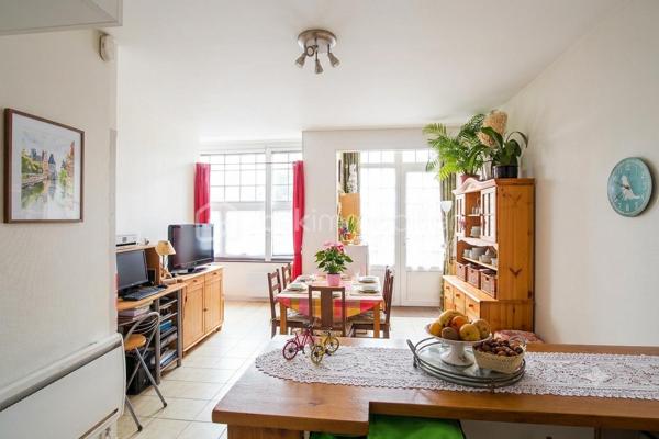 Rare à Maintenon – Appartement 2 pièces de 43 m² avec jardin privatif de 240 m² et grande cave !
Emplacement exceptionnel : à moins d’une minute à pied de la gare vers Paris Montparnasse, dans une résidence calme, sécurisée et bien entretenue.
Ce bel appartement de 43 m², situé en rez-de-chaussée, offre un cadre de vie rare avec son jardin clos et plat de 240 m², idéal pour vos moments de détente, de convivialité ou pour y stationner jusqu’à 4 véhicules grâce à son accès indépendant avec portail et portillon.
Accessible aux personnes à mobilité réduite, ce bien est parfait pour une résidence principale ou un investissement locatif attractif.
Appartement lumineux grâce à ses grandes baies vitrées.
Entrée avec rangements, pièce de vie agréable avec cuisine ouverte aménagée et équipée.
Chambre confortable, salle de bain, WC. Grande cave privative incluse.
Faibles charges : seulement 73 € par mois
Une opportunité rare à ne pas manquer ! Contactez-moi dès maintenant pour organiser une visite !