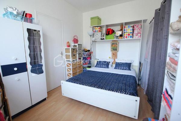 Rare à Maintenon – Appartement 2 pièces de 43 m² avec jardin privatif de 240 m² et grande cave !
Emplacement exceptionnel : à moins d’une minute à pied de la gare vers Paris Montparnasse, dans une résidence calme, sécurisée et bien entretenue.
Ce bel appartement de 43 m², situé en rez-de-chaussée, offre un cadre de vie rare avec son jardin clos et plat de 240 m², idéal pour vos moments de détente, de convivialité ou pour y stationner jusqu’à 4 véhicules grâce à son accès indépendant avec portail et portillon.
Accessible aux personnes à mobilité réduite, ce bien est parfait pour une résidence principale ou un investissement locatif attractif.
Appartement lumineux grâce à ses grandes baies vitrées.
Entrée avec rangements, pièce de vie agréable avec cuisine ouverte aménagée et équipée.
Chambre confortable, salle de bain, WC. Grande cave privative incluse.
Faibles charges : seulement 73 € par mois
Une opportunité rare à ne pas manquer ! Contactez-moi dès maintenant pour organiser une visite !
