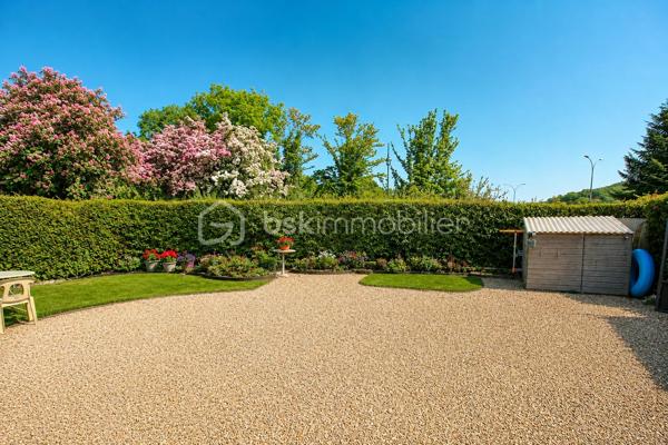 Rare à Maintenon – Appartement 2 pièces de 43 m² avec jardin privatif de 240 m² et grande cave !
Emplacement exceptionnel : à moins d’une minute à pied de la gare vers Paris Montparnasse, dans une résidence calme, sécurisée et bien entretenue.
Ce bel appartement de 43 m², situé en rez-de-chaussée, offre un cadre de vie rare avec son jardin clos et plat de 240 m², idéal pour vos moments de détente, de convivialité ou pour y stationner jusqu’à 4 véhicules grâce à son accès indépendant avec portail et portillon.
Accessible aux personnes à mobilité réduite, ce bien est parfait pour une résidence principale ou un investissement locatif attractif.
Appartement lumineux grâce à ses grandes baies vitrées.
Entrée avec rangements, pièce de vie agréable avec cuisine ouverte aménagée et équipée.
Chambre confortable, salle de bain, WC. Grande cave privative incluse.
Faibles charges : seulement 73 € par mois
Une opportunité rare à ne pas manquer ! Contactez-moi dès maintenant pour organiser une visite !