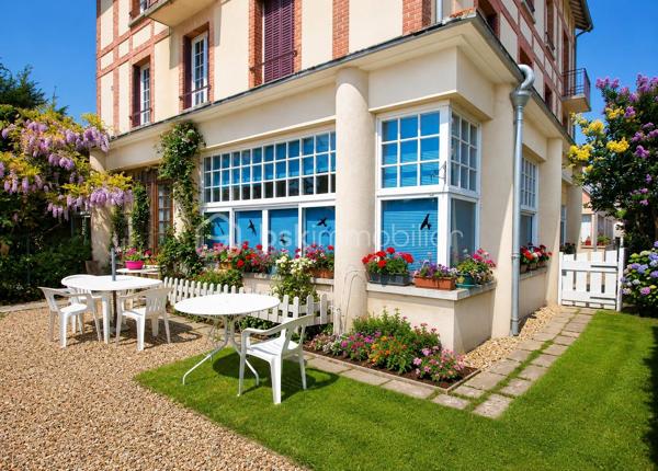 Rare à Maintenon – Appartement 2 pièces de 43 m² avec jardin privatif de 240 m² et grande cave !
Emplacement exceptionnel : à moins d’une minute à pied de la gare vers Paris Montparnasse, dans une résidence calme, sécurisée et bien entretenue.
Ce bel appartement de 43 m², situé en rez-de-chaussée, offre un cadre de vie rare avec son jardin clos et plat de 240 m², idéal pour vos moments de détente, de convivialité ou pour y stationner jusqu’à 4 véhicules grâce à son accès indépendant avec portail et portillon.
Accessible aux personnes à mobilité réduite, ce bien est parfait pour une résidence principale ou un investissement locatif attractif.
Appartement lumineux grâce à ses grandes baies vitrées.
Entrée avec rangements, pièce de vie agréable avec cuisine ouverte aménagée et équipée.
Chambre confortable, salle de bain, WC. Grande cave privative incluse.
Faibles charges : seulement 73 € par mois
Une opportunité rare à ne pas manquer ! Contactez-moi dès maintenant pour organiser une visite !