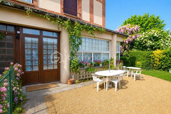 Rare à Maintenon – Appartement 2 pièces de 43 m² avec jardin privatif de 240 m² et grande cave !
Emplacement exceptionnel : à moins d’une minute à pied de la gare vers Paris Montparnasse, dans une résidence calme, sécurisée et bien entretenue.
Ce bel appartement de 43 m², situé en rez-de-chaussée, offre un cadre de vie rare avec son jardin clos et plat de 240 m², idéal pour vos moments de détente, de convivialité ou pour y stationner jusqu’à 4 véhicules grâce à son accès indépendant avec portail et portillon.
Accessible aux personnes à mobilité réduite, ce bien est parfait pour une résidence principale ou un investissement locatif attractif.
Appartement lumineux grâce à ses grandes baies vitrées.
Entrée avec rangements, pièce de vie agréable avec cuisine ouverte aménagée et équipée.
Chambre confortable, salle de bain, WC. Grande cave privative incluse.
Faibles charges : seulement 73 € par mois
Une opportunité rare à ne pas manquer ! Contactez-moi dès maintenant pour organiser une visite !