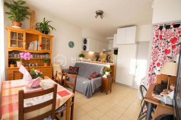 Rare à Maintenon – Appartement 2 pièces de 43 m² avec jardin privatif de 240 m² et grande cave !
Emplacement exceptionnel : à moins d’une minute à pied de la gare vers Paris Montparnasse, dans une résidence calme, sécurisée et bien entretenue.
Ce bel appartement de 43 m², situé en rez-de-chaussée, offre un cadre de vie rare avec son jardin clos et plat de 240 m², idéal pour vos moments de détente, de convivialité ou pour y stationner jusqu’à 4 véhicules grâce à son accès indépendant avec portail et portillon.
Accessible aux personnes à mobilité réduite, ce bien est parfait pour une résidence principale ou un investissement locatif attractif.
Appartement lumineux grâce à ses grandes baies vitrées.
Entrée avec rangements, pièce de vie agréable avec cuisine ouverte aménagée et équipée.
Chambre confortable, salle de bain, WC. Grande cave privative incluse.
Faibles charges : seulement 73 € par mois
Une opportunité rare à ne pas manquer ! Contactez-moi dès maintenant pour organiser une visite !