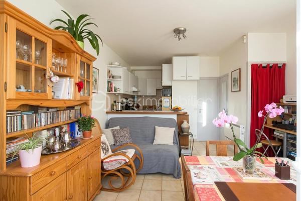 Rare à Maintenon – Appartement 2 pièces de 43 m² avec jardin privatif de 240 m² et grande cave !
Emplacement exceptionnel : à moins d’une minute à pied de la gare vers Paris Montparnasse, dans une résidence calme, sécurisée et bien entretenue.
Ce bel appartement de 43 m², situé en rez-de-chaussée, offre un cadre de vie rare avec son jardin clos et plat de 240 m², idéal pour vos moments de détente, de convivialité ou pour y stationner jusqu’à 4 véhicules grâce à son accès indépendant avec portail et portillon.
Accessible aux personnes à mobilité réduite, ce bien est parfait pour une résidence principale ou un investissement locatif attractif.
Appartement lumineux grâce à ses grandes baies vitrées.
Entrée avec rangements, pièce de vie agréable avec cuisine ouverte aménagée et équipée.
Chambre confortable, salle de bain, WC. Grande cave privative incluse.
Faibles charges : seulement 73 € par mois
Une opportunité rare à ne pas manquer ! Contactez-moi dès maintenant pour organiser une visite !