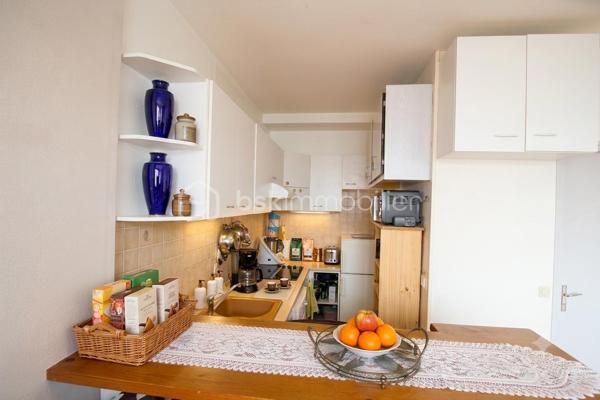 Rare à Maintenon – Appartement 2 pièces de 43 m² avec jardin privatif de 240 m² et grande cave !
Emplacement exceptionnel : à moins d’une minute à pied de la gare vers Paris Montparnasse, dans une résidence calme, sécurisée et bien entretenue.
Ce bel appartement de 43 m², situé en rez-de-chaussée, offre un cadre de vie rare avec son jardin clos et plat de 240 m², idéal pour vos moments de détente, de convivialité ou pour y stationner jusqu’à 4 véhicules grâce à son accès indépendant avec portail et portillon.
Accessible aux personnes à mobilité réduite, ce bien est parfait pour une résidence principale ou un investissement locatif attractif.
Appartement lumineux grâce à ses grandes baies vitrées.
Entrée avec rangements, pièce de vie agréable avec cuisine ouverte aménagée et équipée.
Chambre confortable, salle de bain, WC. Grande cave privative incluse.
Faibles charges : seulement 73 € par mois
Une opportunité rare à ne pas manquer ! Contactez-moi dès maintenant pour organiser une visite !