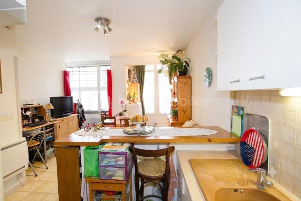 Rare à Maintenon – Appartement 2 pièces de 43 m² avec jardin privatif de 240 m² et grande cave !
Emplacement exceptionnel : à moins d’une minute à pied de la gare vers Paris Montparnasse, dans une résidence calme, sécurisée et bien entretenue.
Ce bel appartement de 43 m², situé en rez-de-chaussée, offre un cadre de vie rare avec son jardin clos et plat de 240 m², idéal pour vos moments de détente, de convivialité ou pour y stationner jusqu’à 4 véhicules grâce à son accès indépendant avec portail et portillon.
Accessible aux personnes à mobilité réduite, ce bien est parfait pour une résidence principale ou un investissement locatif attractif.
Appartement lumineux grâce à ses grandes baies vitrées.
Entrée avec rangements, pièce de vie agréable avec cuisine ouverte aménagée et équipée.
Chambre confortable, salle de bain, WC. Grande cave privative incluse.
Faibles charges : seulement 73 € par mois
Une opportunité rare à ne pas manquer ! Contactez-moi dès maintenant pour organiser une visite !
