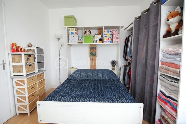 Rare à Maintenon – Appartement 2 pièces de 43 m² avec jardin privatif de 240 m² et grande cave !
Emplacement exceptionnel : à moins d’une minute à pied de la gare vers Paris Montparnasse, dans une résidence calme, sécurisée et bien entretenue.
Ce bel appartement de 43 m², situé en rez-de-chaussée, offre un cadre de vie rare avec son jardin clos et plat de 240 m², idéal pour vos moments de détente, de convivialité ou pour y stationner jusqu’à 4 véhicules grâce à son accès indépendant avec portail et portillon.
Accessible aux personnes à mobilité réduite, ce bien est parfait pour une résidence principale ou un investissement locatif attractif.
Appartement lumineux grâce à ses grandes baies vitrées.
Entrée avec rangements, pièce de vie agréable avec cuisine ouverte aménagée et équipée.
Chambre confortable, salle de bain, WC. Grande cave privative incluse.
Faibles charges : seulement 73 € par mois
Une opportunité rare à ne pas manquer ! Contactez-moi dès maintenant pour organiser une visite !