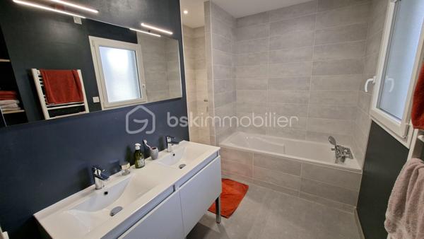 Sur la commune prisée de LA GRAVERIE 
Découvrez cette agréable maison de plain-pied construite en 2019 offrant confort moderne et excellente performance énergétique. 
Belle pièce de vie lumineuse agrémenté d'un poêle à granulés, cuisine aménagée/équipée ouverte. L'espace nuit comprend 4 chambres, salle de bains complète, WC séparé. 
Buanderie et garage attenant. 
Agréable terrain de 506 m2. 
Les atouts :
- situation recherchée
- lotissement très calme 
- construction récente de 2019 sous garantie décennale 
- vie de plain-pied intégrale
- 4 chambres
- cuisine aménagée et équipée
- nombreux rangements
- poêle à granulés
- garage et buanderie
- excellente performance énergétique - DPE : B