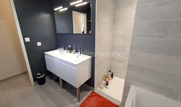 Sur la commune prisée de LA GRAVERIE 
Découvrez cette agréable maison de plain-pied construite en 2019 offrant confort moderne et excellente performance énergétique. 
Belle pièce de vie lumineuse agrémenté d'un poêle à granulés, cuisine aménagée/équipée ouverte. L'espace nuit comprend 4 chambres, salle de bains complète, WC séparé. 
Buanderie et garage attenant. 
Agréable terrain de 506 m2. 
Les atouts :
- situation recherchée
- lotissement très calme 
- construction récente de 2019 sous garantie décennale 
- vie de plain-pied intégrale
- 4 chambres
- cuisine aménagée et équipée
- nombreux rangements
- poêle à granulés
- garage et buanderie
- excellente performance énergétique - DPE : B