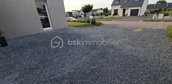Sur la commune prisée de LA GRAVERIE 
Découvrez cette agréable maison de plain-pied construite en 2019 offrant confort moderne et excellente performance énergétique. 
Belle pièce de vie lumineuse agrémenté d'un poêle à granulés, cuisine aménagée/équipée ouverte. L'espace nuit comprend 4 chambres, salle de bains complète, WC séparé. 
Buanderie et garage attenant. 
Agréable terrain de 506 m2. 
Les atouts :
- situation recherchée
- lotissement très calme 
- construction récente de 2019 sous garantie décennale 
- vie de plain-pied intégrale
- 4 chambres
- cuisine aménagée et équipée
- nombreux rangements
- poêle à granulés
- garage et buanderie
- excellente performance énergétique - DPE : B
