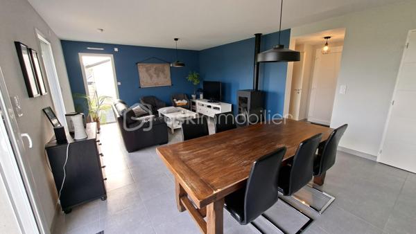 Sur la commune prisée de LA GRAVERIE 
Découvrez cette agréable maison de plain-pied construite en 2019 offrant confort moderne et excellente performance énergétique. 
Belle pièce de vie lumineuse agrémenté d'un poêle à granulés, cuisine aménagée/équipée ouverte. L'espace nuit comprend 4 chambres, salle de bains complète, WC séparé. 
Buanderie et garage attenant. 
Agréable terrain de 506 m2. 
Les atouts :
- situation recherchée
- lotissement très calme 
- construction récente de 2019 sous garantie décennale 
- vie de plain-pied intégrale
- 4 chambres
- cuisine aménagée et équipée
- nombreux rangements
- poêle à granulés
- garage et buanderie
- excellente performance énergétique - DPE : B